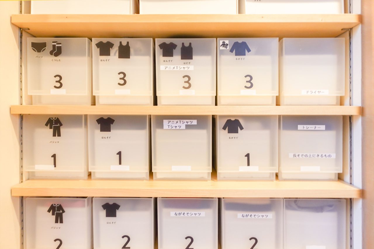 ぴったりサイズのボックスに、家族ごと、種類ごとで仕分け。ラベリングして、一目でわかりやすく。