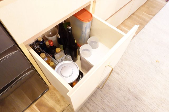 一升瓶が入る深さの引き出しは、スムーズに引き出せるようキャスターを取り付けました。