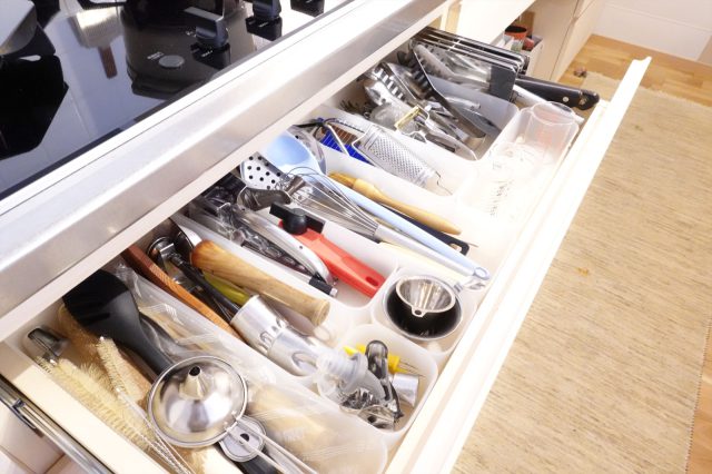 キッチンツールがたくさん仕舞われた引き出しには、無印良品のケースがフィット