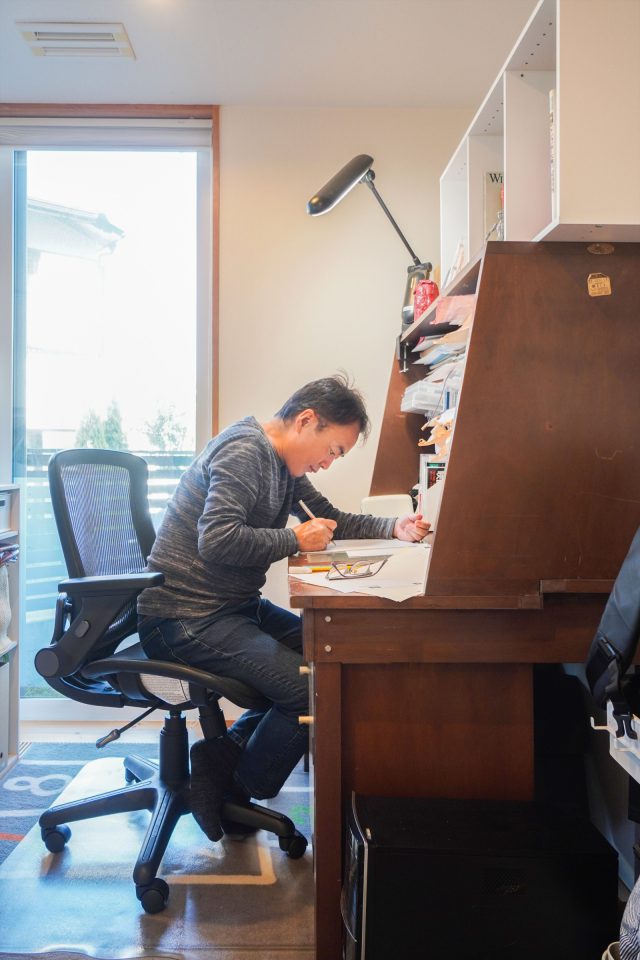 あまり在宅で仕事はしないということですが、寝室の一角には年季が入った作画机が。