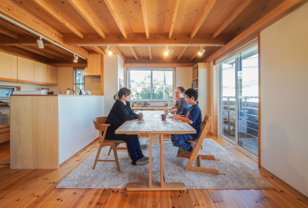 陽の光で明るいリビング。パッシブエアコンのおかげでいつでも快適な室温に保たれています。