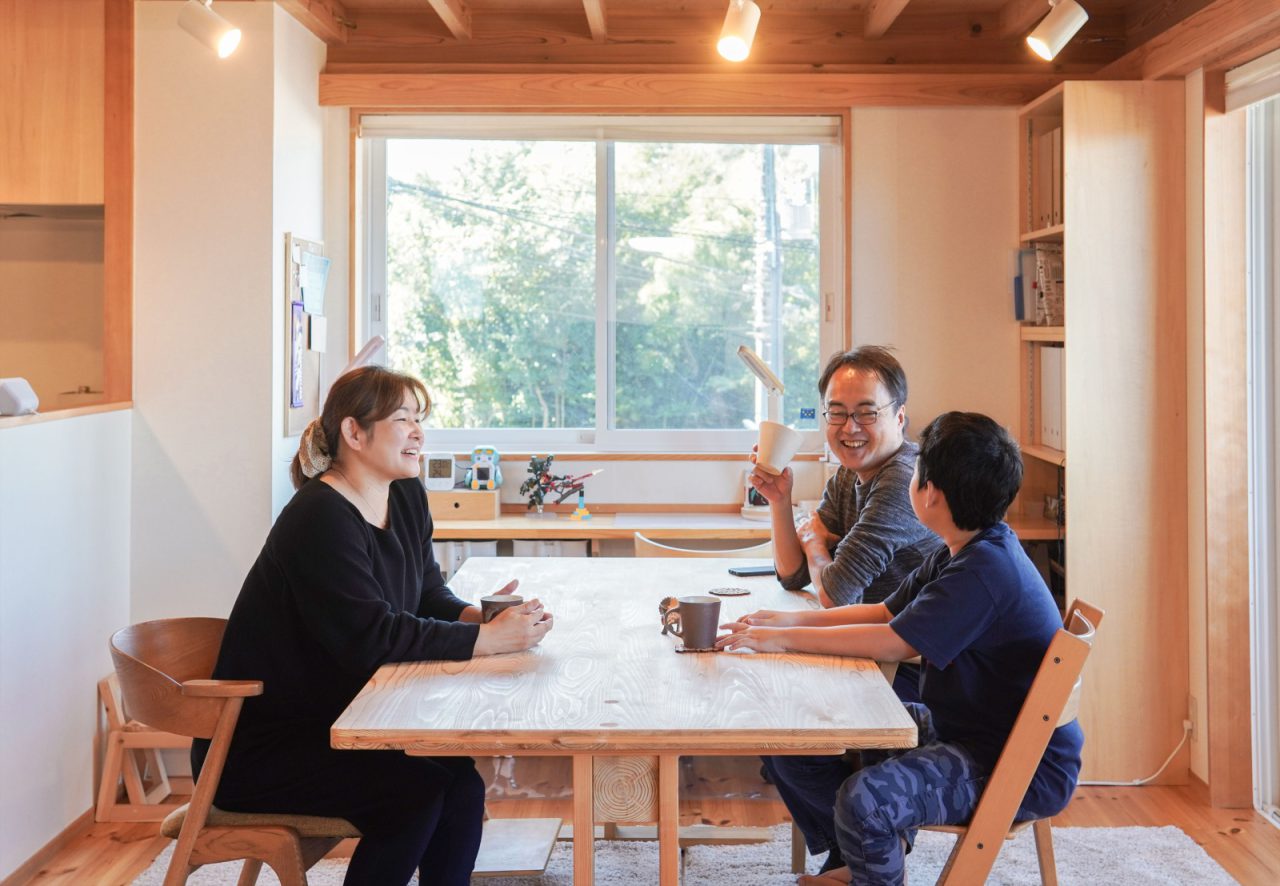 窓の外の緑が気持ちいいダイニング＆スタディーコーナー