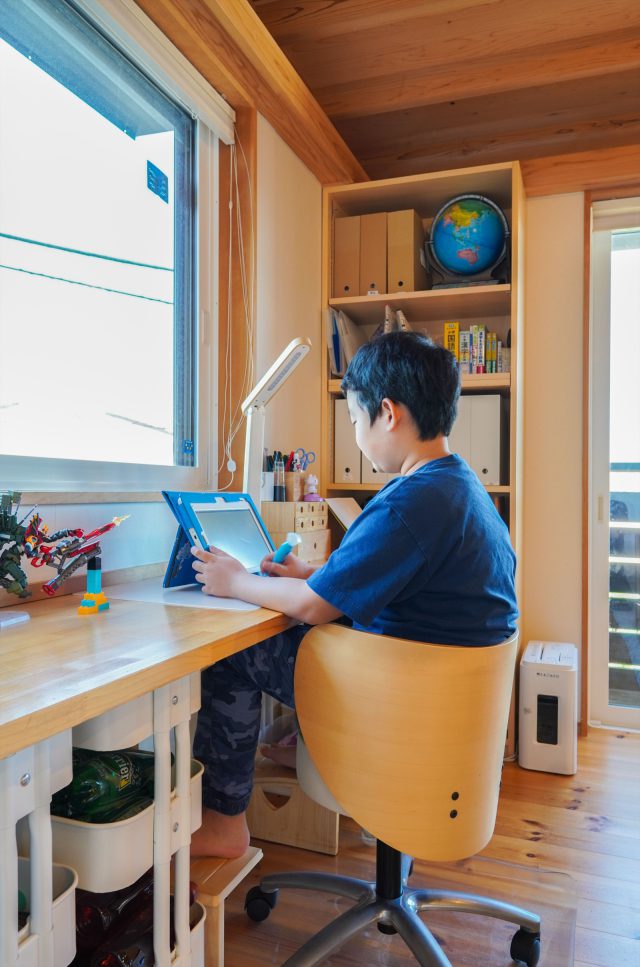 購入後に設置工事をしたスタディーカウンターと本棚。