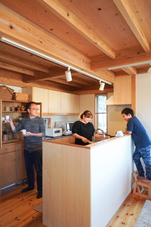 キッチンカウンターが少し高めなので手元が見えず、スッキリした印象のキッチン