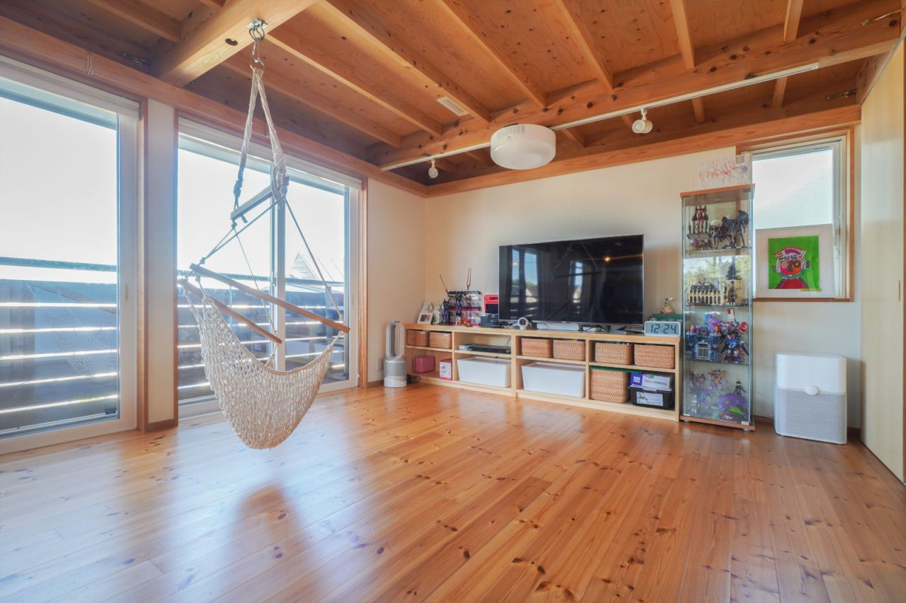 ソファーなどは置かず、広々としたリビング。「パーティーの時はリビングにも机をだして大勢でご飯をかこんだり、子どもが多く集まった時にも広い空間は重宝してます」（奥様）