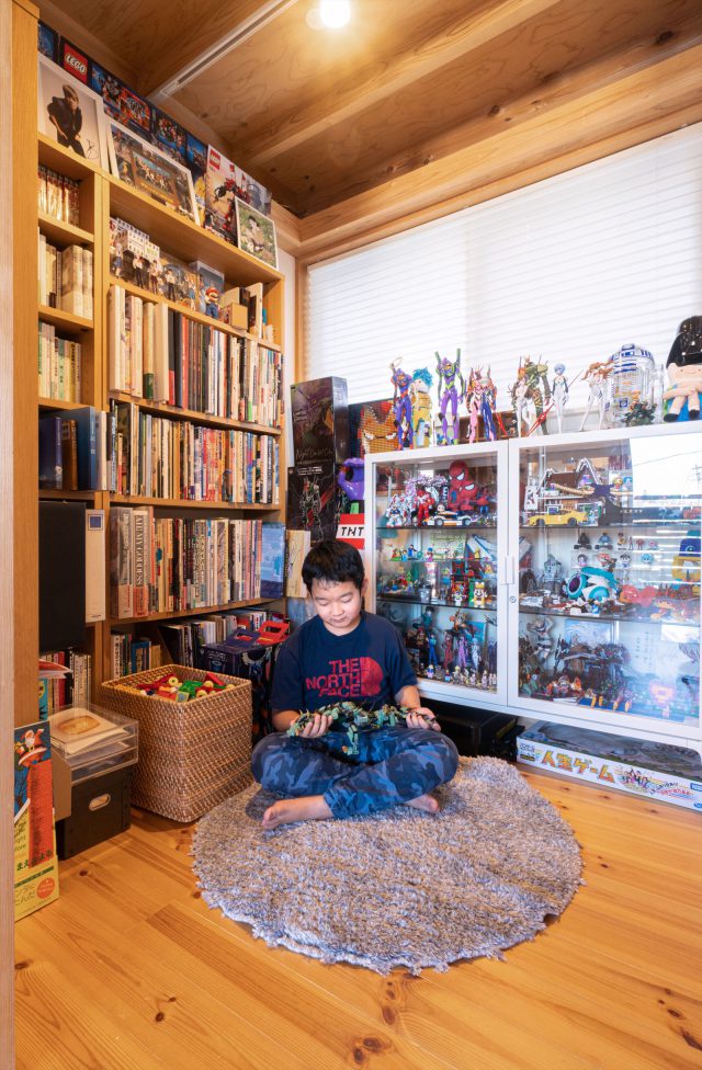 家事室を想定して設計されたリビング横の小部屋はコレクションルームに。