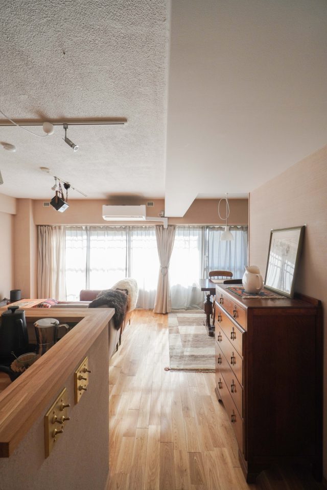 東南の大きな開口部から差し込む陽の光が廊下まで届きます