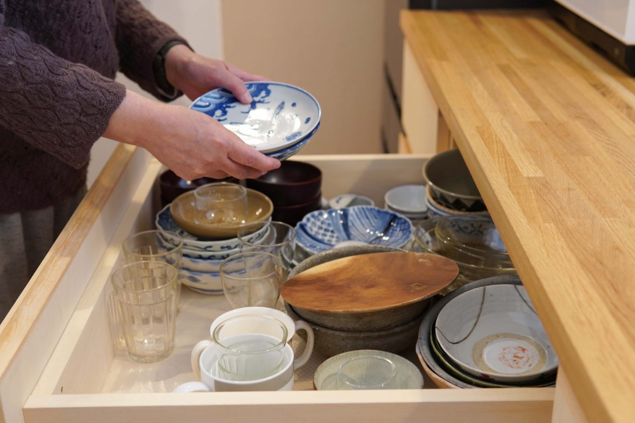 食器も引き出しに納め、奥のものまで取り出しやすく