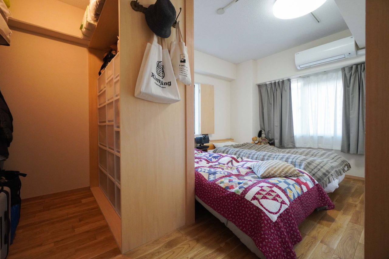 寝室手前の衣装棚は工事後に追加で造作