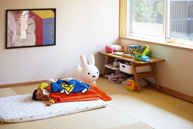 小上がりは子どもたちののびのびスペース。おもちゃで遊んだりお昼寝も。