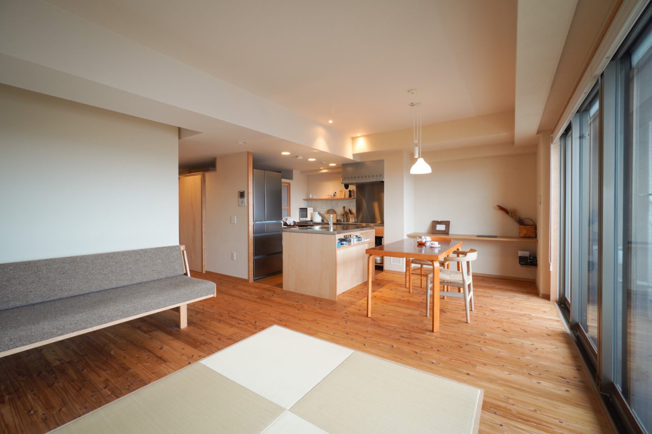 ロールスクリーンを下げると違った見え方に。畳スペースを設けたいというご要望に対して、小上がりではなくフラットな納まりをご提案。よりすっきりとした空間になりました。