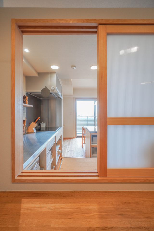 キッチンと洗濯脱衣所を仕切る壁には室内窓を設置。採光性、換気性も上がり、外の景色を見ながらアイロンがけができる素敵な家事室になりました。