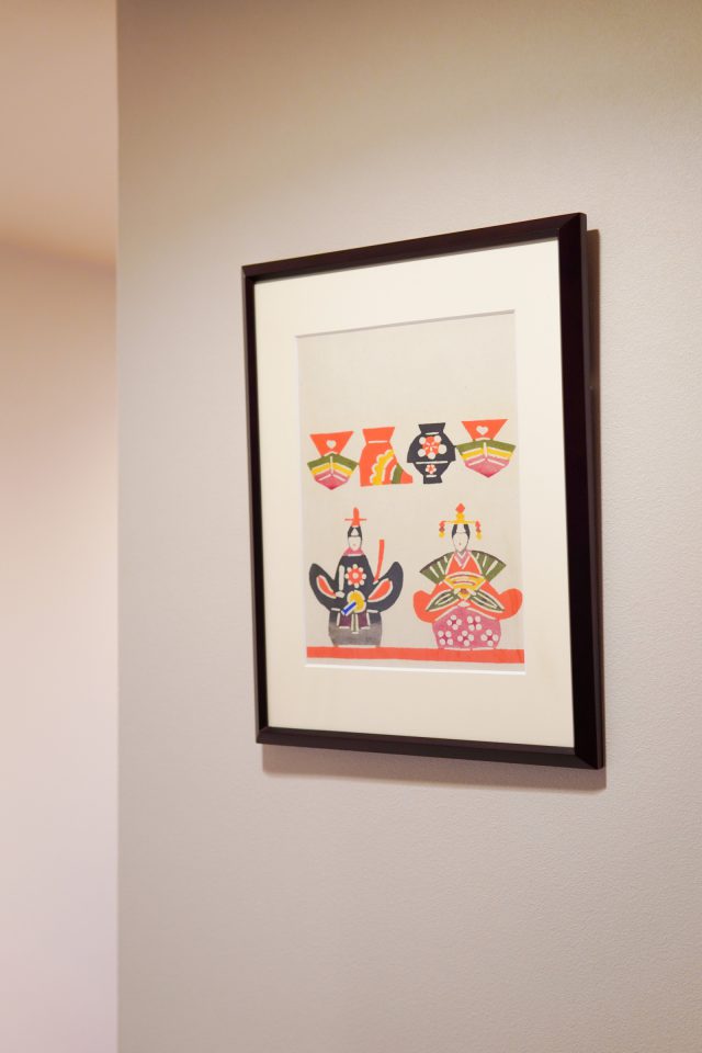 玄関に飾られた、柚木沙弥郎氏の型染め作品。季節を感じさせてくれるセレクトが流石です。