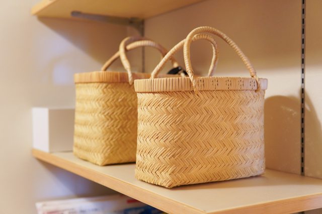 普段づかいされているという、竹かごバックもまるでインテリアの一部のよう。