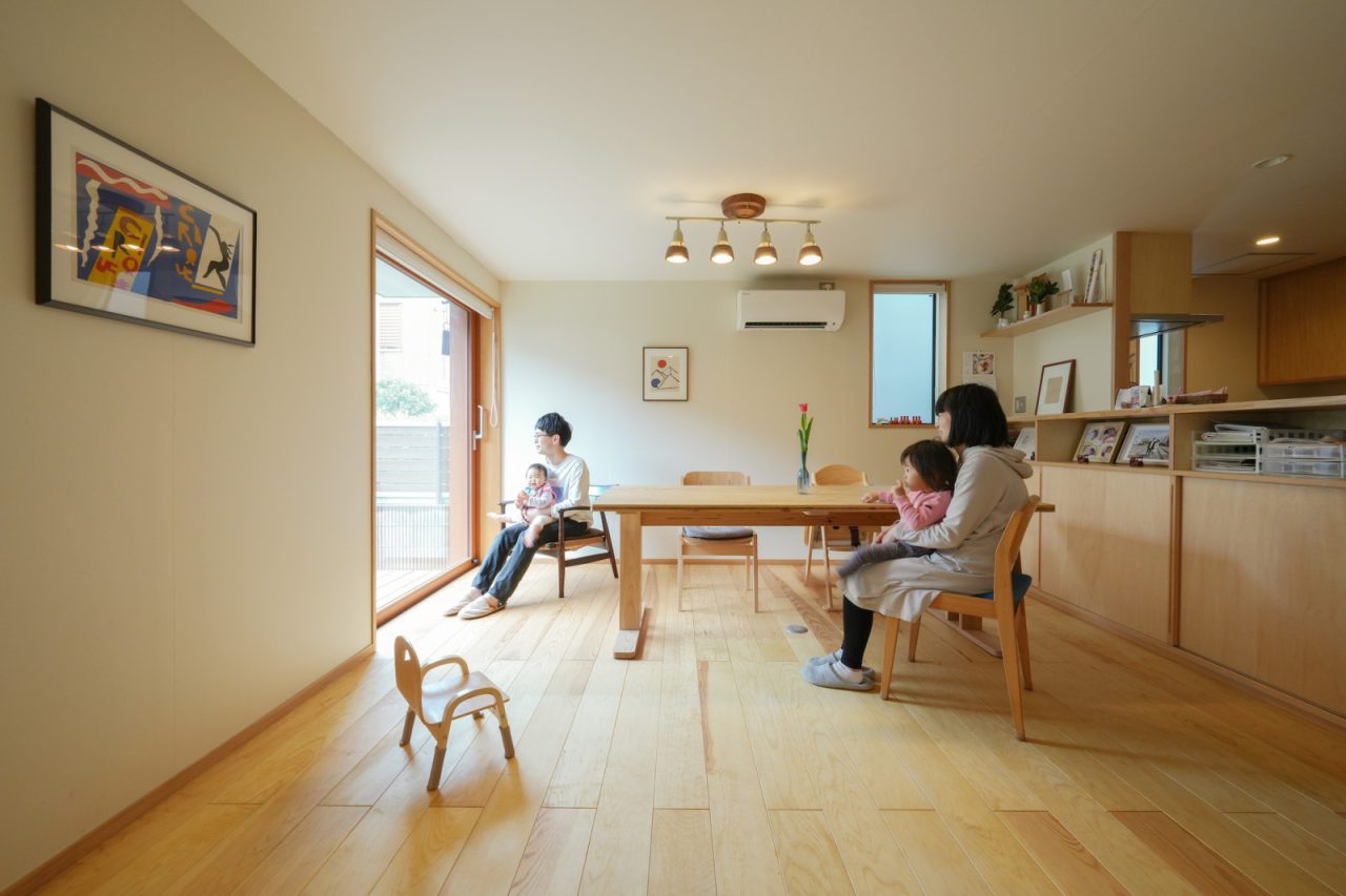 リビングは家族が集い多くの時間を過ごす場所。大きなテーブルは奥様がリモートワークで活用することもあるそう。