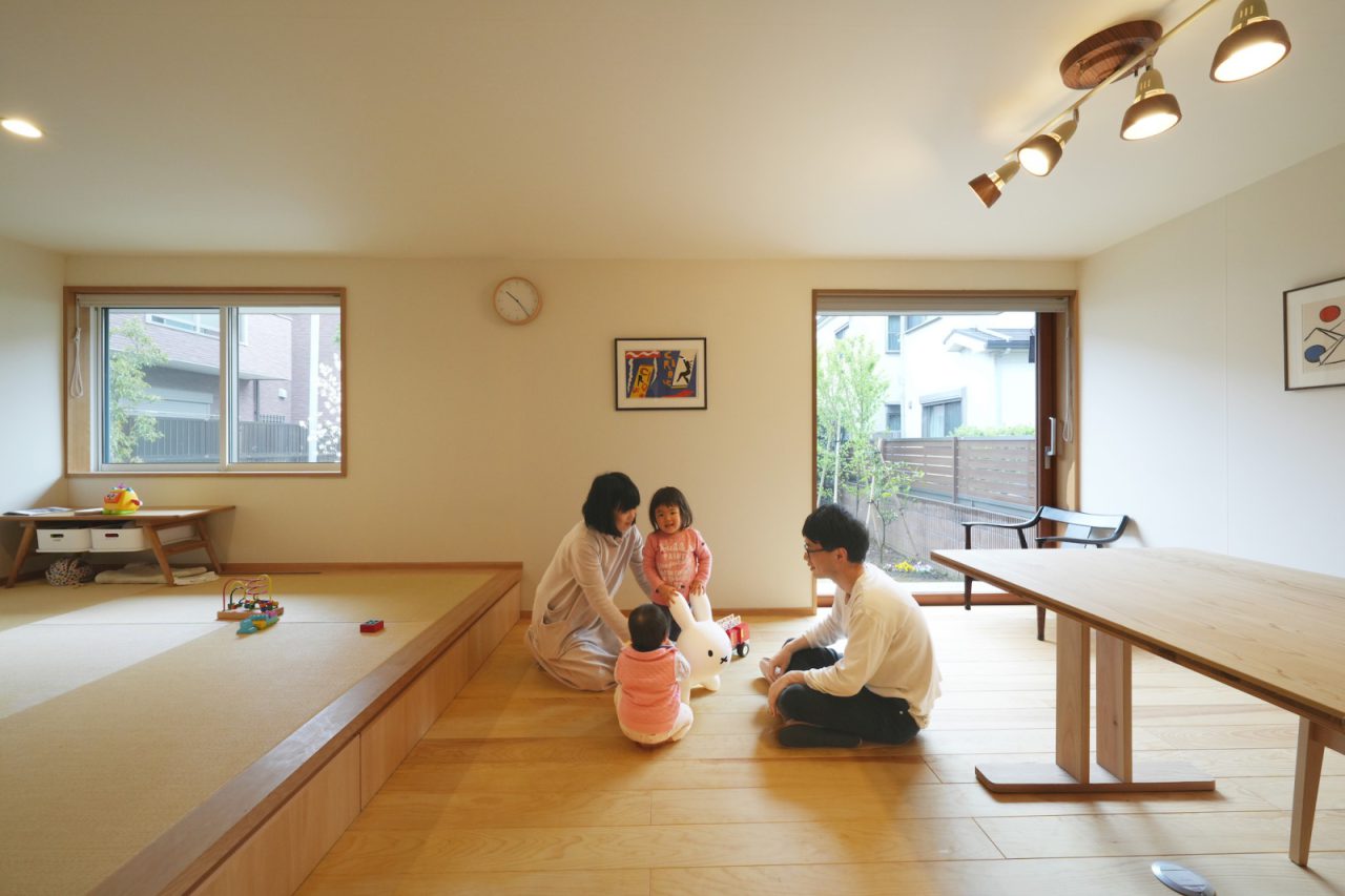 広々としたLDK。畳の無い家も増えている中で、子どもたちに畳の感触も覚えてもらいたいと小上がりを設置。