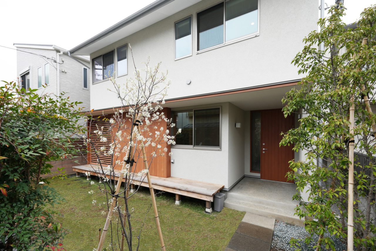 お庭に出られるウッドデッキがご家族の憩いの場に