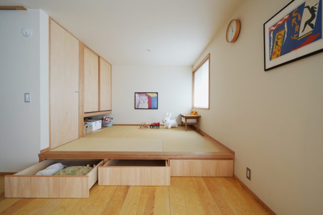 小上がり下の空間は収納を設置