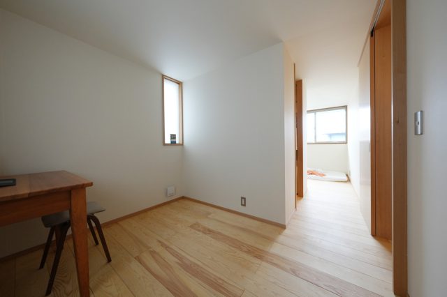 奥へ進むと奥様のお部屋に。現在は寝室として使われているそう。