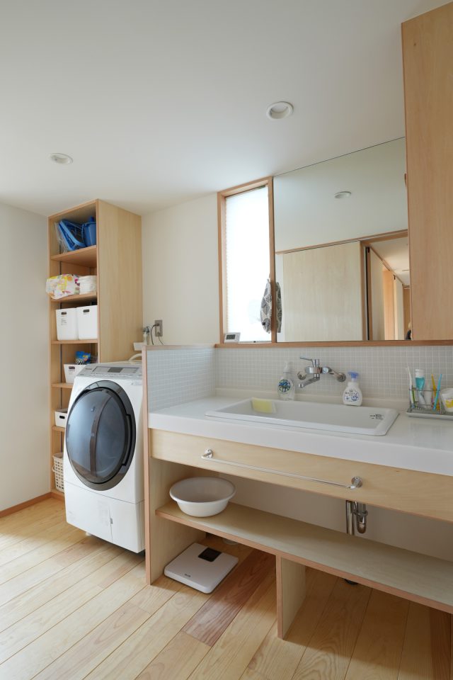 収納豊富な洗面所