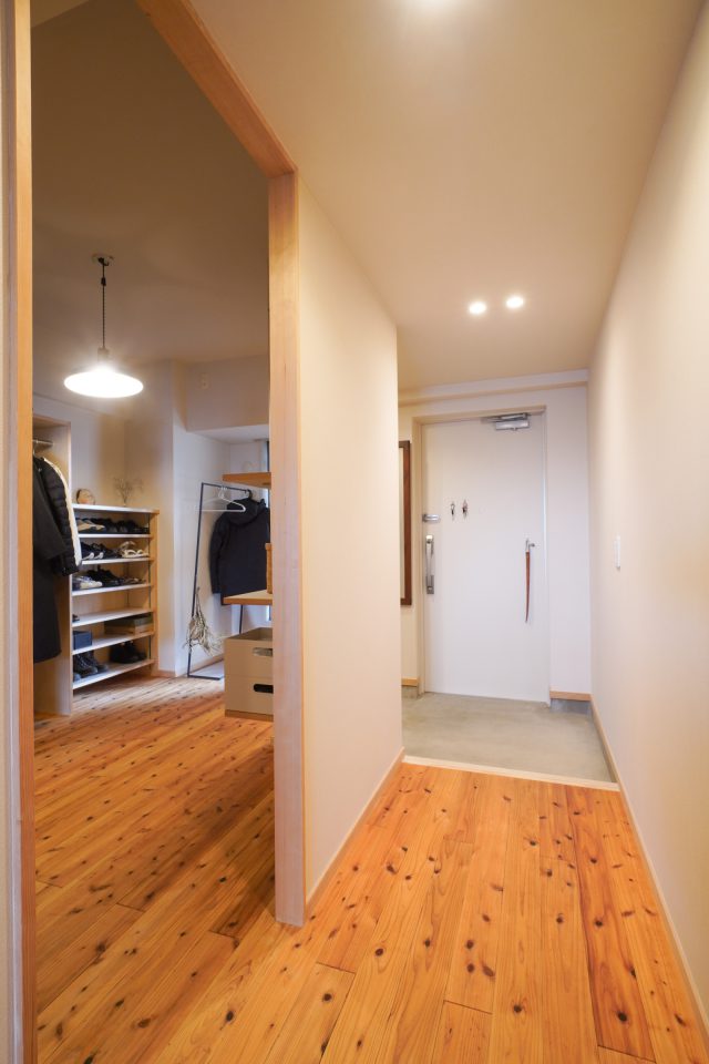 W.I.Cの扉はなく、とても開放的。 玄関扉も周囲と馴染むように、壁と同色に塗装しました。