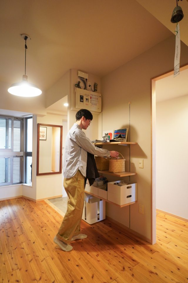 玄関に近い可動棚にはカバンやマフラーなどのお出かけグッズが整然とならび、まるでショップのよう。