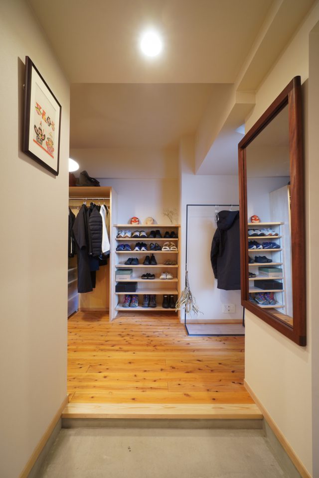 脇に伸びた”第二の玄関”。玄関の周りを回遊できることで、朝の支度、帰宅後の片付けもスムーズに。