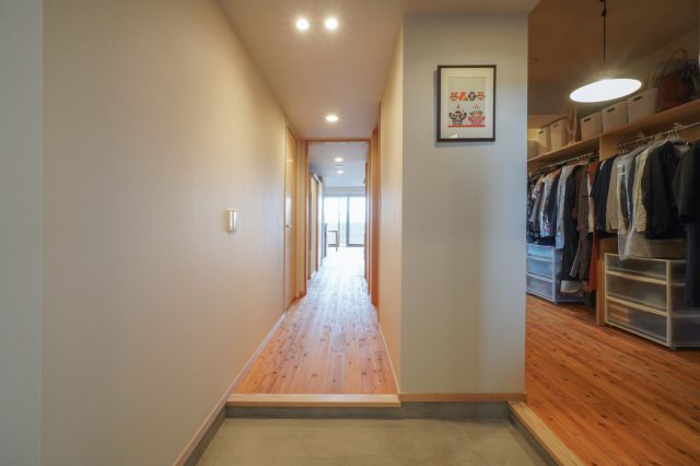 大きな窓の光が玄関までたっぷり届き、リビングへの期待が高まります。