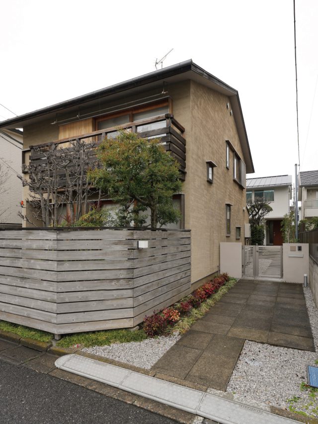 ご主人の育ったご実家の 奥の旗竿敷地に建築