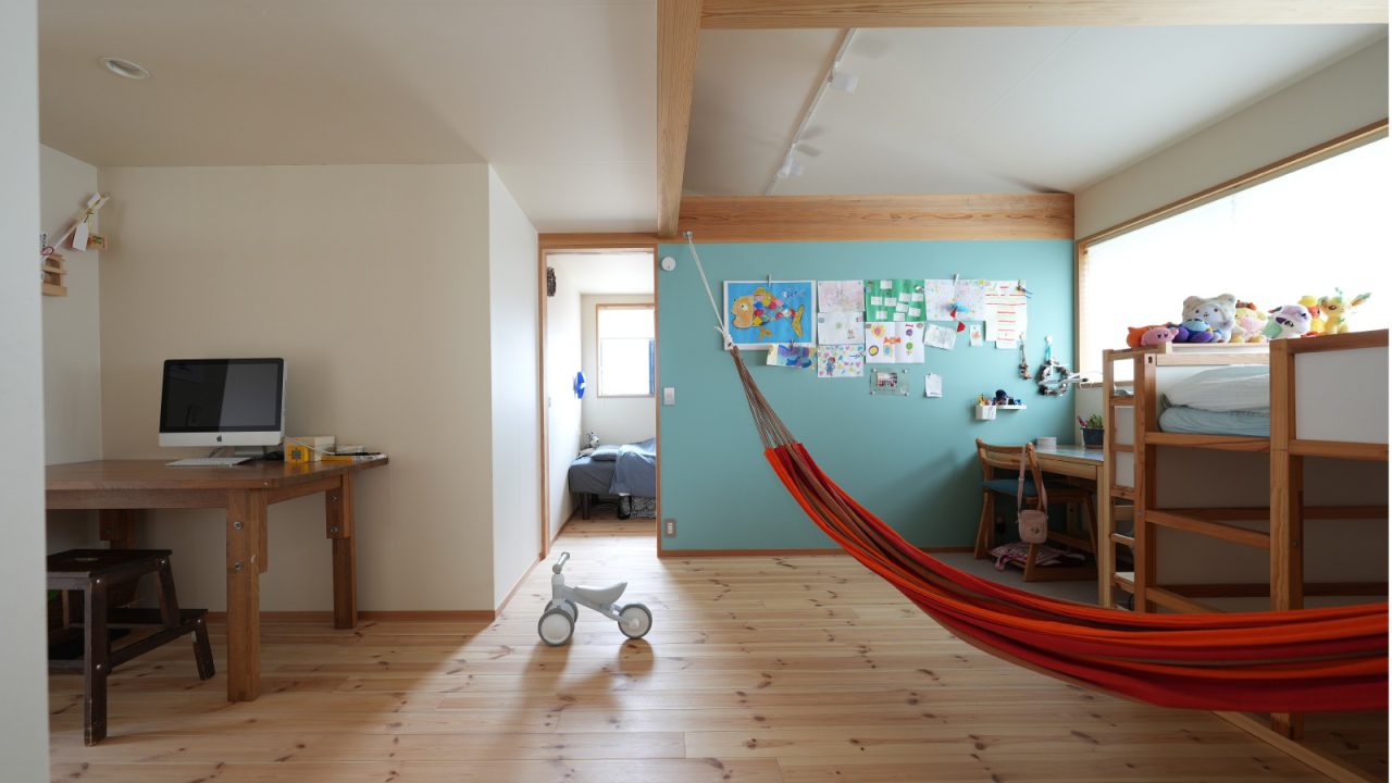 水色の壁はマグネットボードになっていて便利。