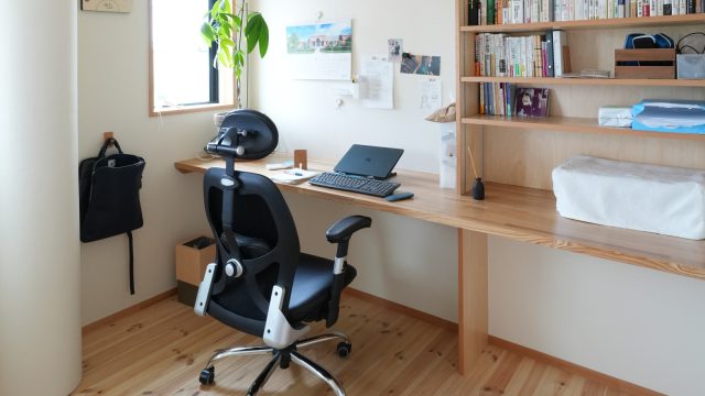 ご主人のワークスペースは寝室横に。