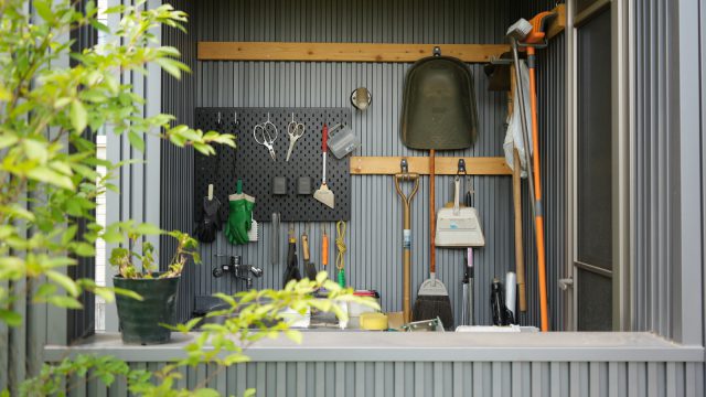 芝刈り機などを置いている納屋は暮らしに欠かせない空間に。