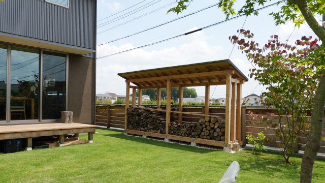 奥様手づくりの薪小屋はホームセンターで材料を調達 水平をとるのが難しかったそう。