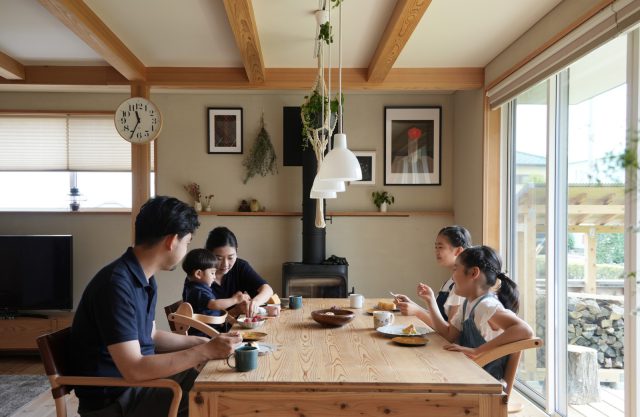 奥様手づくりのバスクチーズケーキとシフォンケーキを囲んで一家団欒。