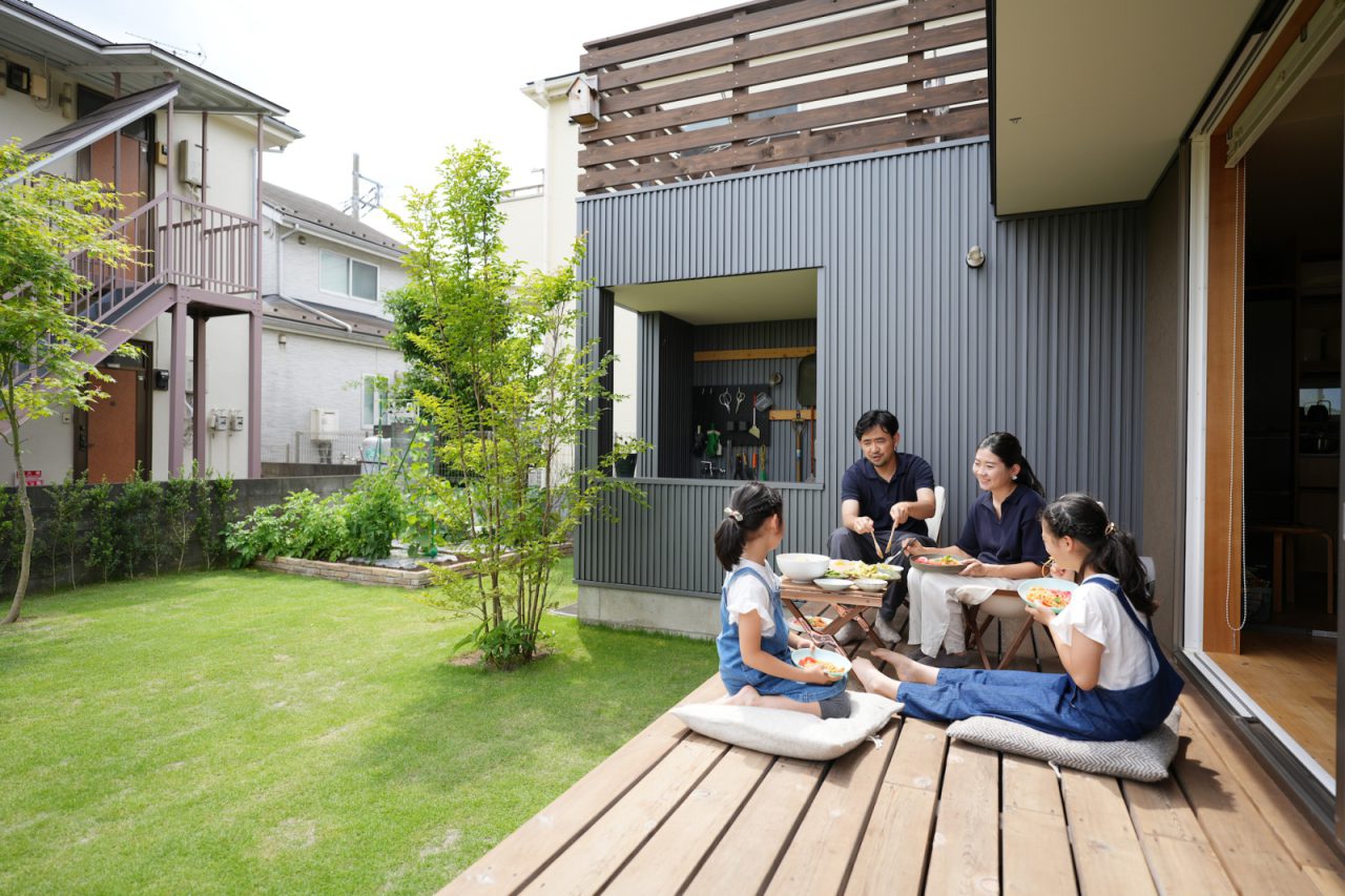庭の自家菜園で採れるものや、地域の農家で直売している野菜が食卓に並びます。