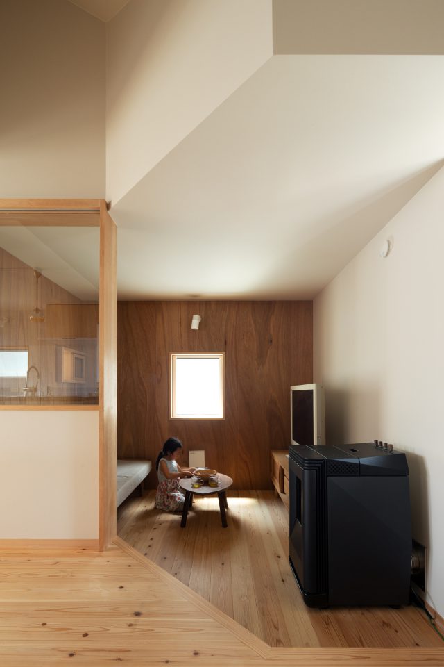 竣工当時の「炎の間」。開口を少し絞ることで、ペレットストーブの炎のゆらぎを感じられる、落ち着いた空間です。