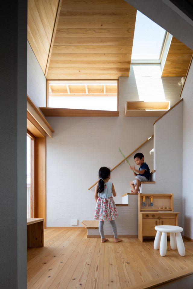 炎の間と対照的に開口が多く目一杯の陽の光を感じられる「光の間」。お子さんが小さい時は遊び場に、今はハンモックをかけてリフレッシュの場に。