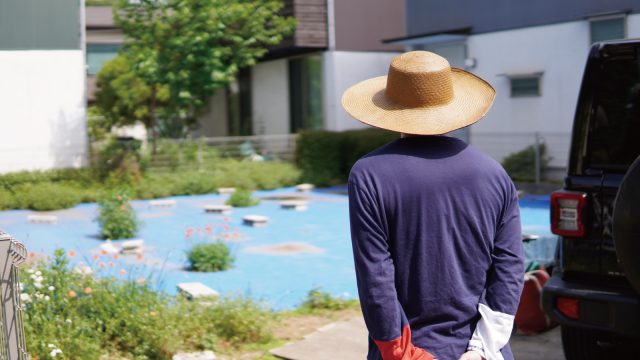 現地を見渡す小泉さん