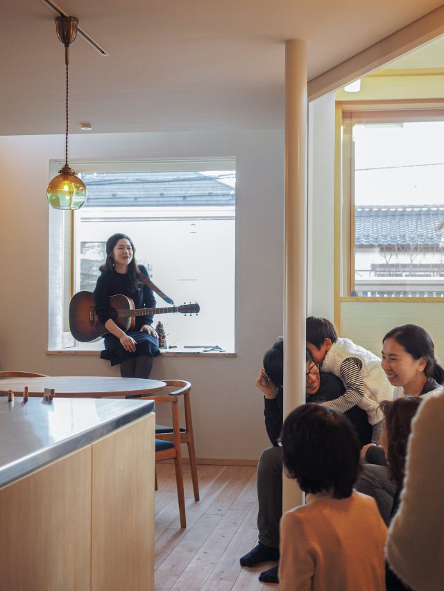 完成見学会の際にNさんがファンで家族ぐるみで親交のあるアーティストの池間由布子さんを招いてミニライブを開催。