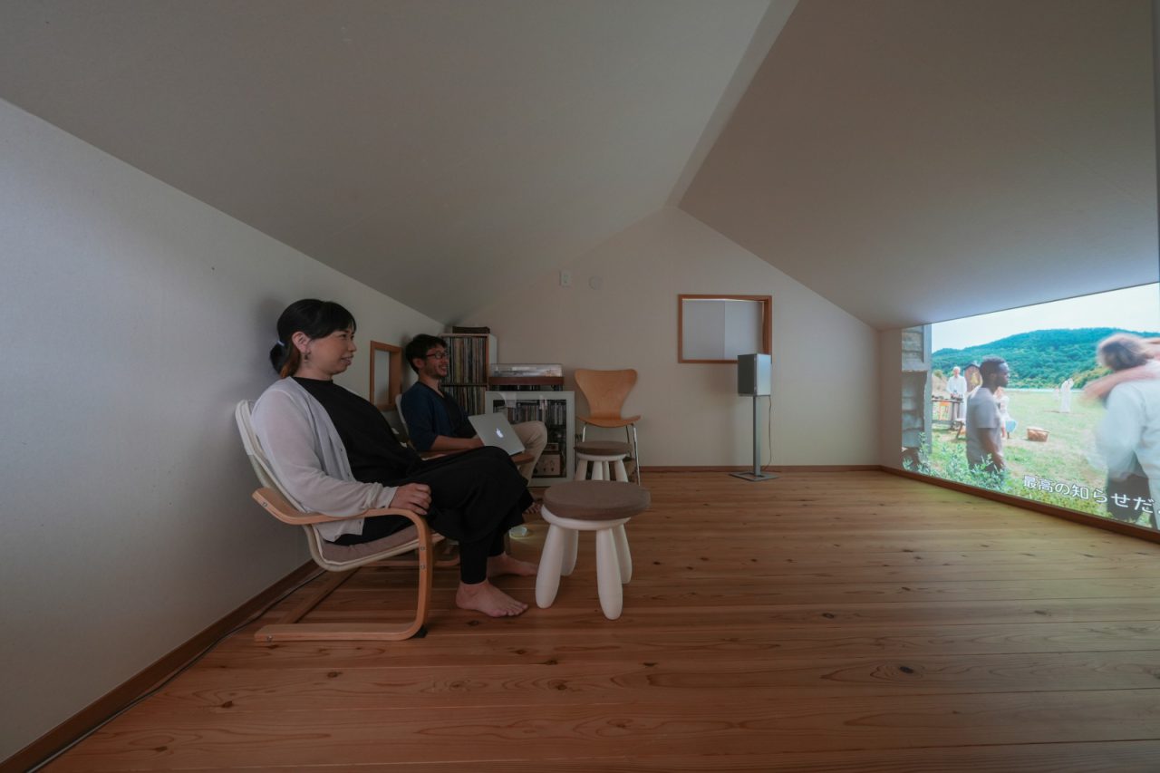 小屋裏はシアタールーム。壁いっぱいの映像でまるで映画館のような迫力。 天井高の低さによって、落ち着いて映画に集中できる空間に。