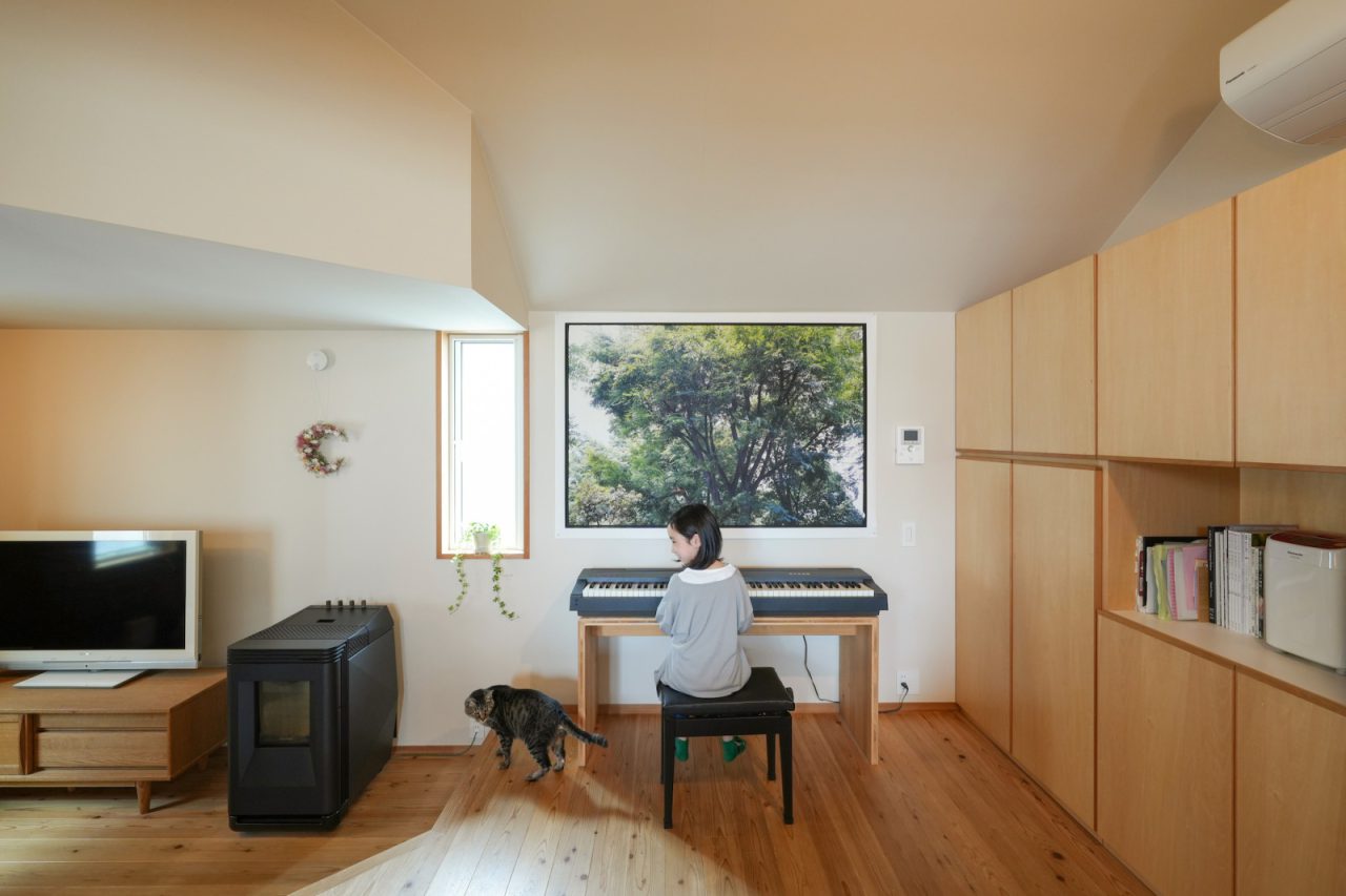 大判印刷されたご主人撮影の写真。 ピアノの前にあると、まるで窓のよう。