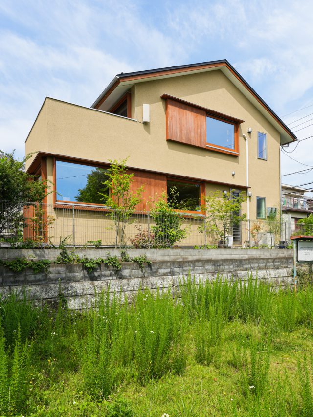 隣が市の公園ということで、隣接して家が建つ心配も少なく、視界が開けることが一番の決め手になったそう。落ち着いた色味のそとん壁に鮮やかな木製窓が目を引きます。