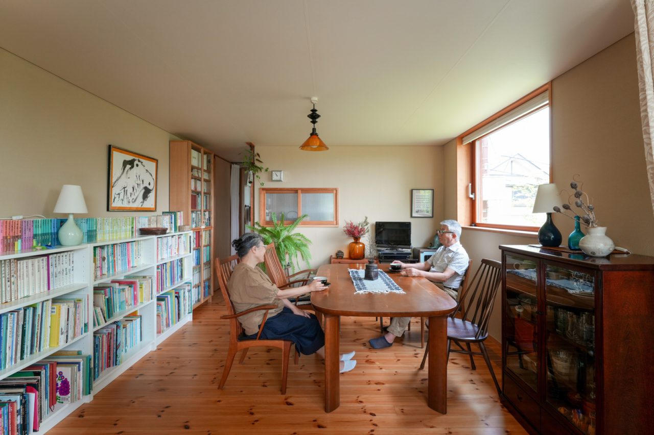 インテリアのアイテムは長年大事に使われてきたもの。どれもこの空間にマッチしています。ダイニングの照明は倉敷ガラスの作家さんにオーダーしたそう。