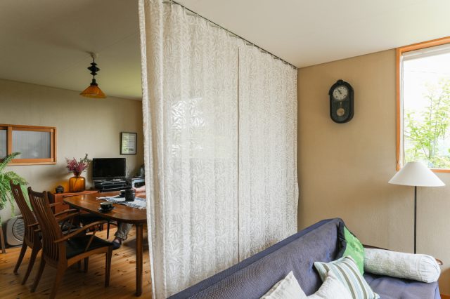 ダイニングとリビングの間にはカーテンを設置。来客時や集中したい時に空間を仕切るのに重宝しているのだそう。