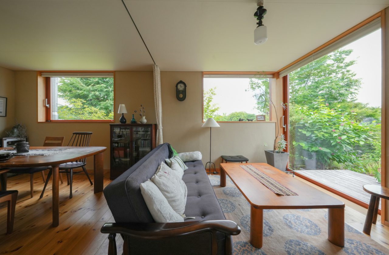 南、東面に配置された３つの大きな木製の引き込み窓は緑を切り取る額縁のよう。公園の樹木、庭、隣家の借景、それぞれが違った表情の緑を映し出します。