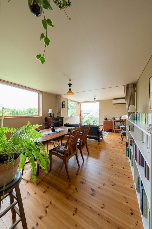 壁側の本棚にはお子様が小さい時から集めた絵本がいっぱい。今はお孫さんたちへ読み聞かせをしています。