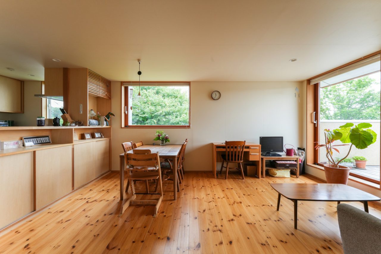 2階の壁は光を優しく反射する月桃紙を使用。リビングに繋がるバルコニーは天気のいい日にご飯を食べたり、アウトドアリビングとして活用。