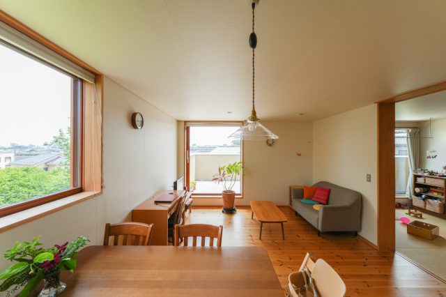 ２階は全体が見渡せるオープンキッチンに。窓からの空、緑、街の景色が気持ちいいです。