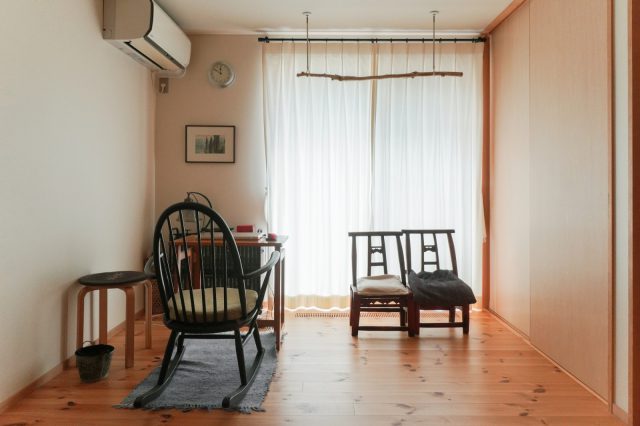 ご主人のリモートワークのスペース。こちらも南側からたっぷりと陽が入り、明るく気持ちがいい空間です。