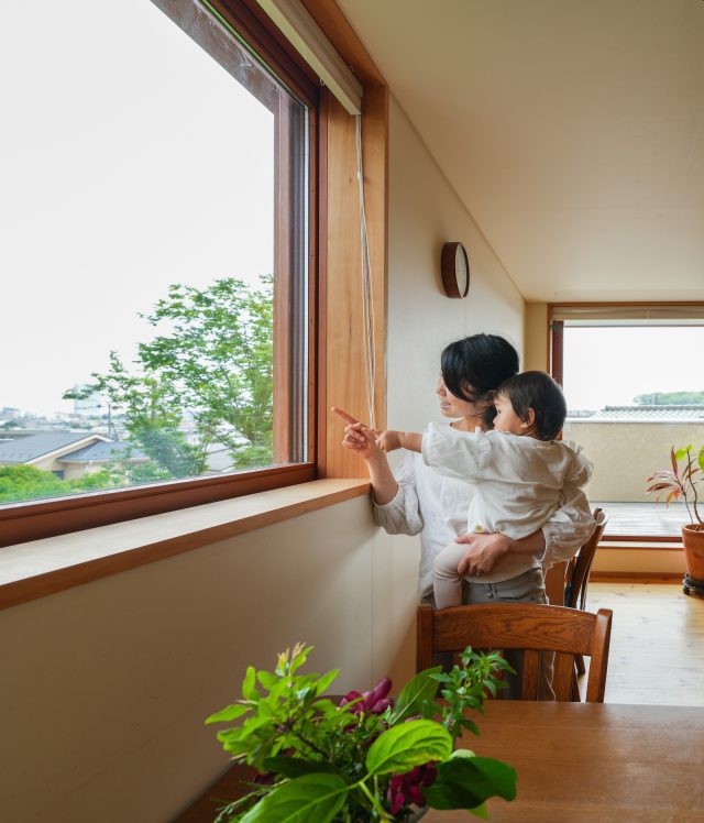 ２階ダイニングの窓からは公園の大きな樹木と、その向こうに東村山の街並みが一望できます。公園の樹に訪れる鳥を観察したり、大きなセミの声がしたり、日常の中で小さな自然に触れ合えます。